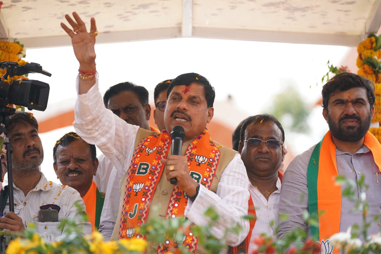 मुख्यमंत्री डॉ मोहन यादव ने छिंदवाड़ा जिले के दमुआ, जुन्नारदेव, परासिया के चांदामेटा में रोड शो व जनसभा एवं नरसिंहपुर जिले की गोटेगांव विधानसभा के मुंगवानी में विशाल जनसभा को संबोधित किया