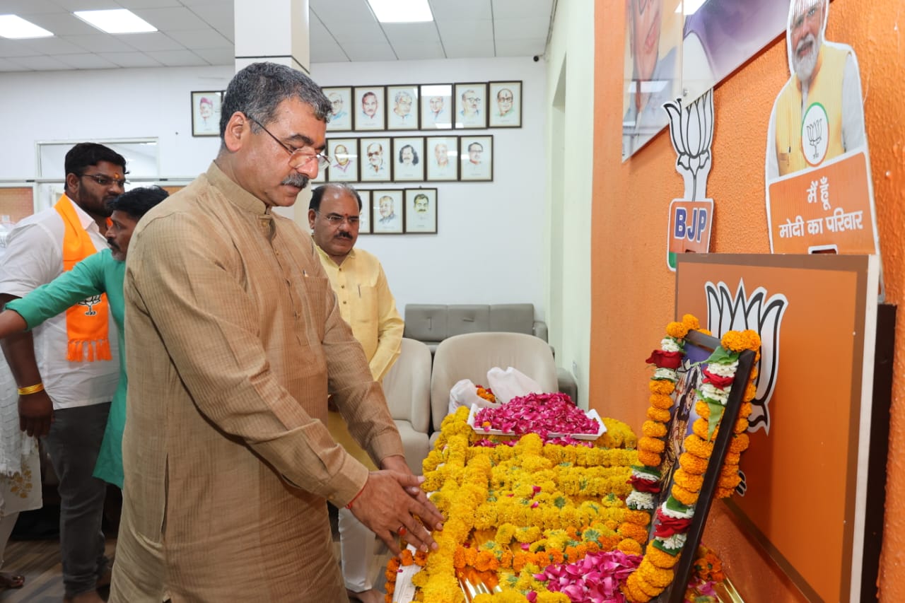 भाजपा के प्रदेश संगठन महामंत्री एवं प्रदेश महामंत्री ने महात्मा ज्योतिबा फुले एवं धनक महाराज की जयंती पर श्रद्वासुमन अर्पित किए 