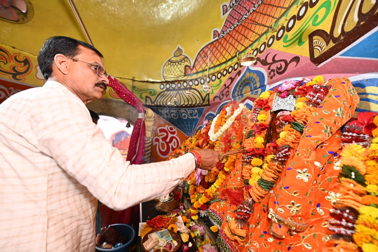 भाजपा प्रदेश अध्यक्ष व खजुराहो सांसद श्री विष्णुदत्त शर्मा ने खजुराहो प्रवास के दौरान मंदिर में पूजन-अर्चन कर जनसंपर्क प्रांरभ किया