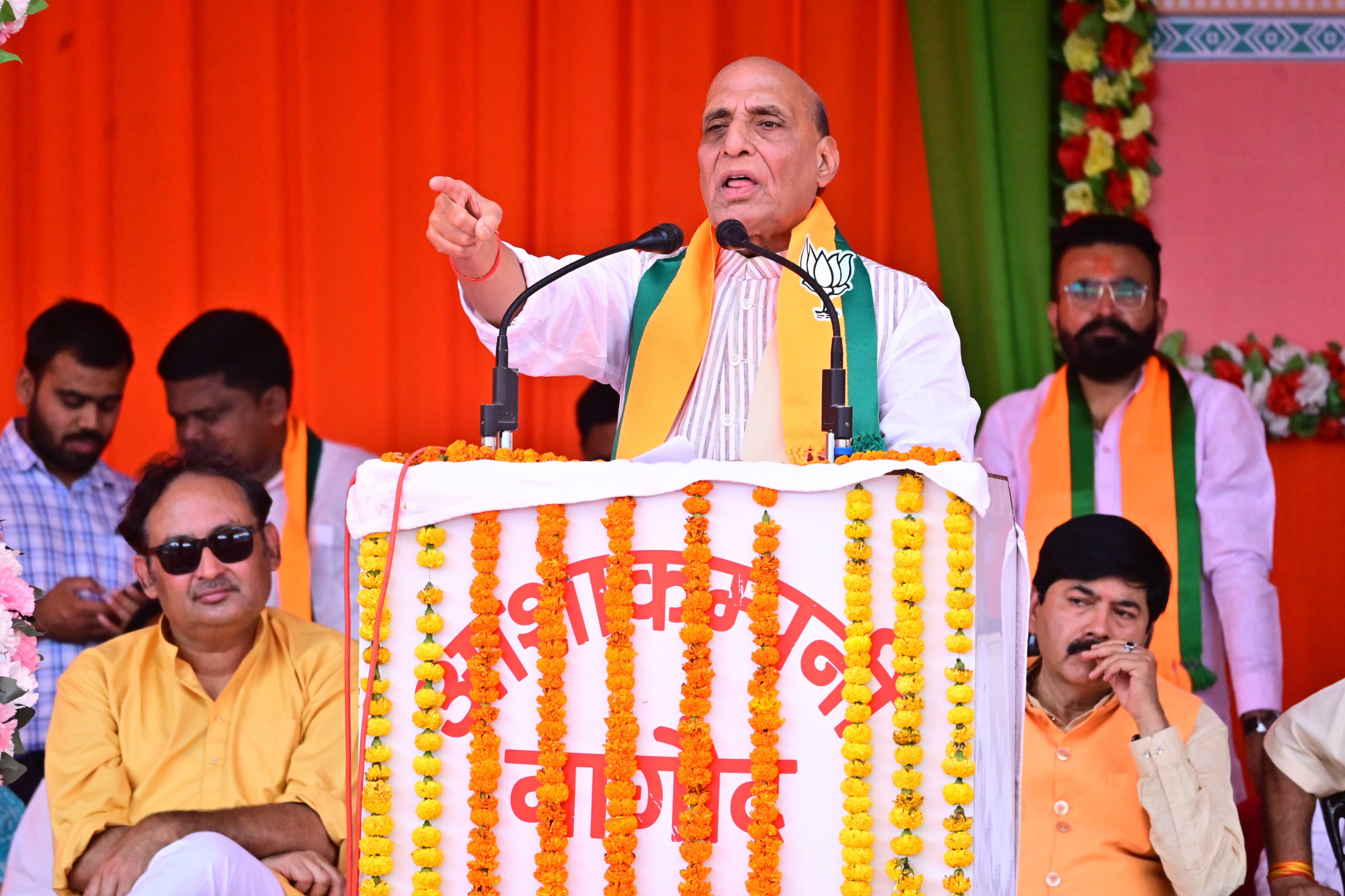 केन्द्रीय रक्षा मंत्री श्री राजनाथ सिंह द्वारा मध्यप्रदेश के रीवा और सतना में जनसभाओं को संबोधित किया 