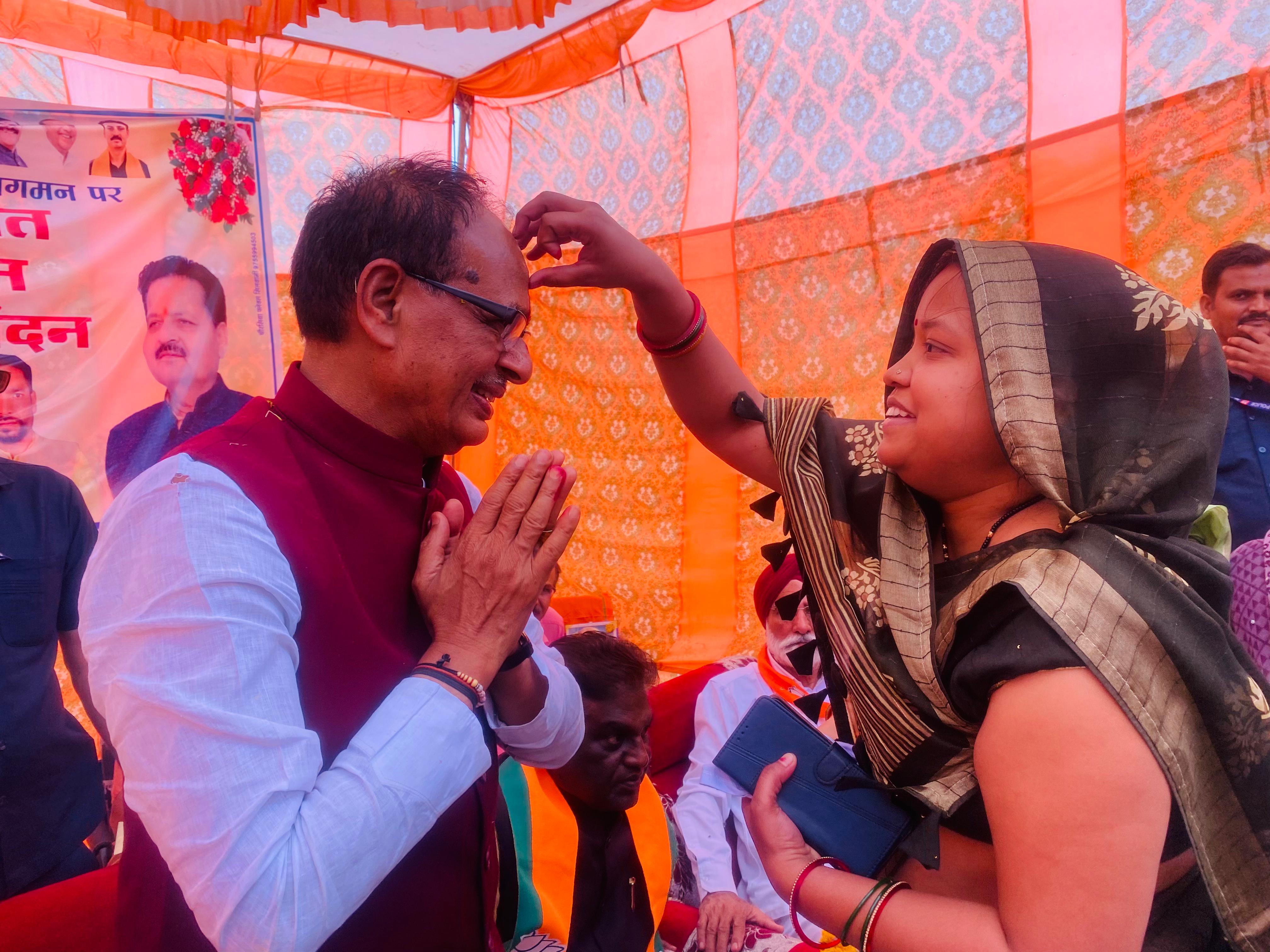 पूर्व मुख्यमंत्री श्री शिवराज सिंह चौहान ने ग्राम बीकलपुर में भाजपा स्थापना दिवस पर कार्यकर्ताओं के साथ पौधरोपण कर ध्वजारोहण किया